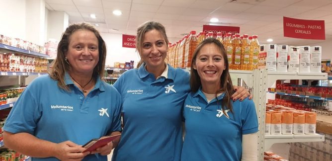 Voluntarios de CaixaBank en el economato solidario resurgir (1)