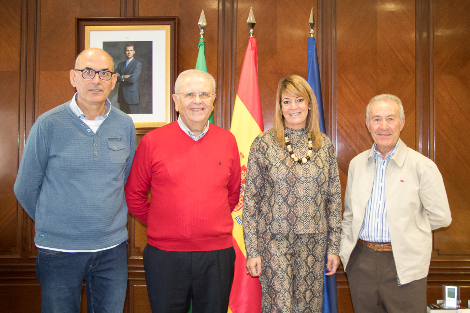 presidenta de la Autoridad Portuaria de Huelva Pilar Miranda con el economato solidario resurgir
