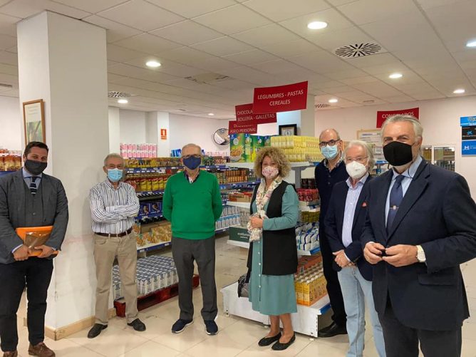 Representantes del PP en el Ayuntamiento de Huelva con el Economato Solidario Resurgir (2)