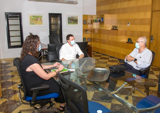 Aguas de Huelva con el economato Resurgir