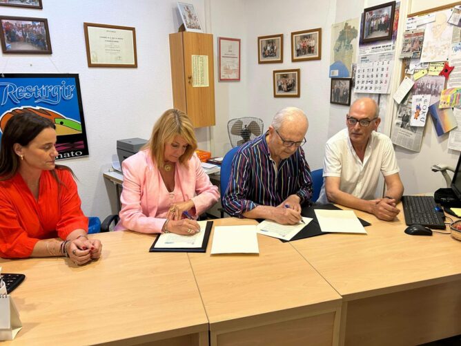 la alcaldesa de Huelva, Pilar Miranda, acompañada por la concejala de Políticas Sociales, Adela de Mora Muñoz, y el asesor Marco de la Corte