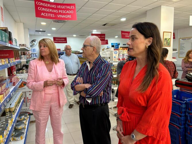 la alcaldesa de Huelva, Pilar Miranda, acompañada por la concejala de Políticas Sociales, Adela de Mora Muñoz, y el asesor Marco de la Corte