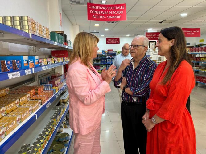 la alcaldesa de Huelva, Pilar Miranda, acompañada por la concejala de Políticas Sociales, Adela de Mora Muñoz, y el asesor Marco de la Corte